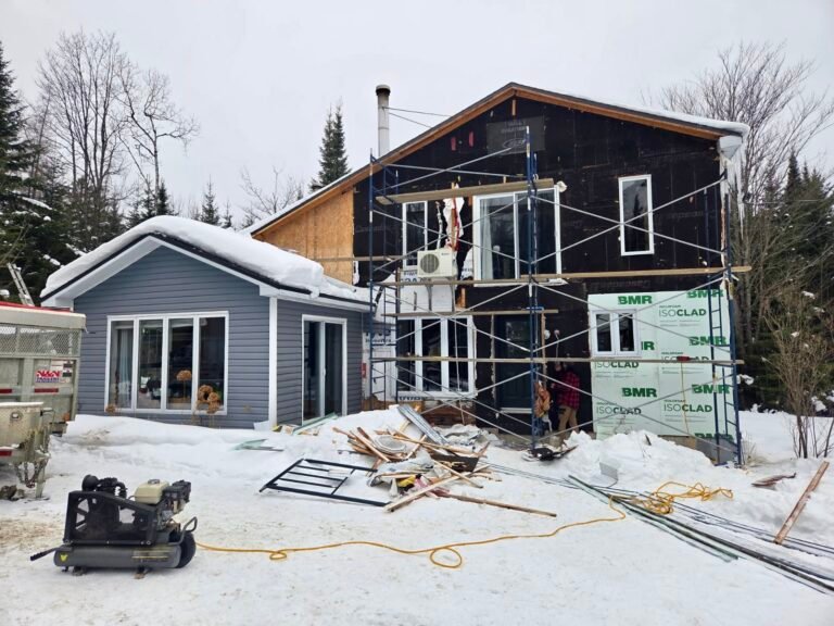Rénovation de façade style farmhouse, pierre et revêtement vertical blanc – MSC Construction